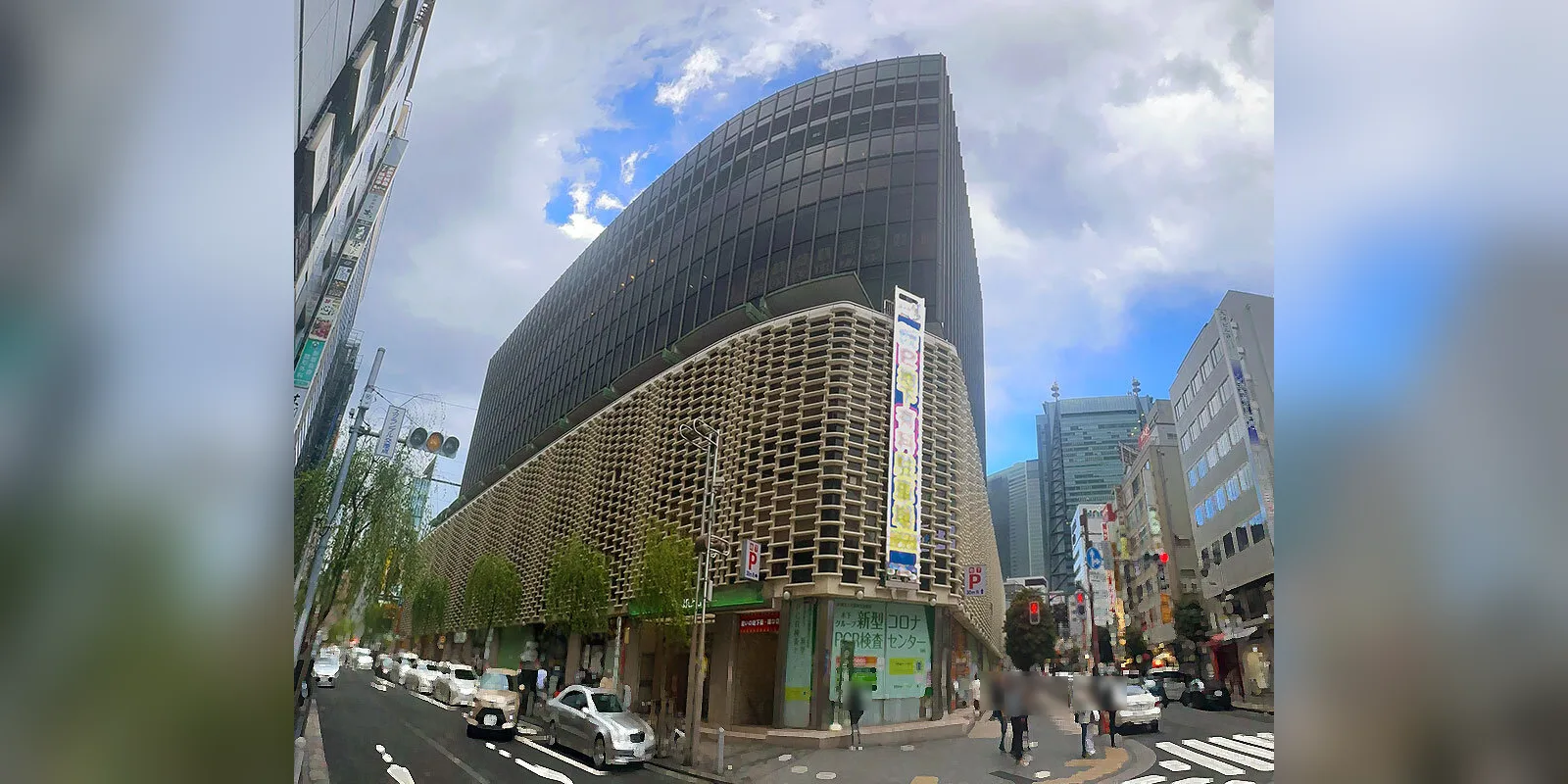 新橋駅前のニュー新橋ビル。低層部を白っぽい格子状の外壁が覆い、その上に黒いガラス窓の高層部が載っている