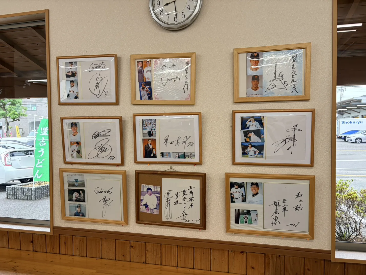 三角茶屋 豊吉うどん本店の店内。額に入った読売ジャイアンツの選手のサイン色紙が壁一面に並んでいる